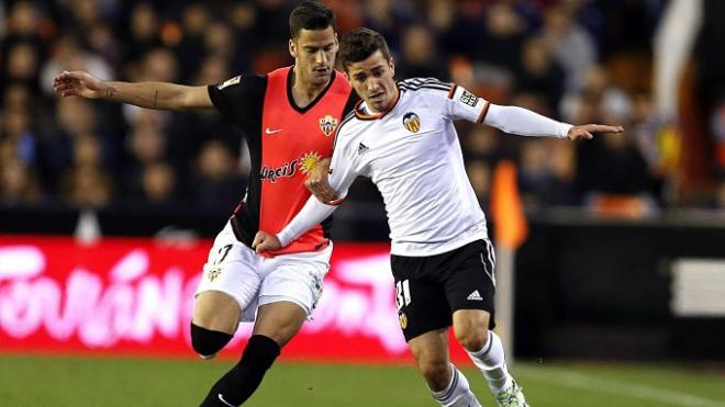 Lucha entre el jugador del Almería y del Valencia.