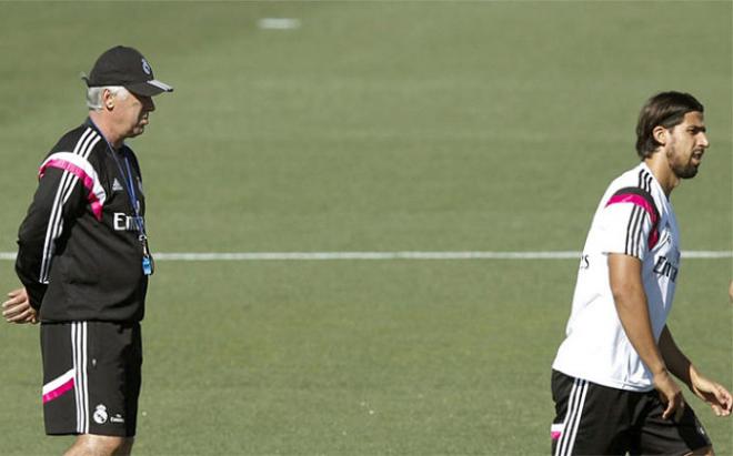 Khedira junto a Ancelotti en una sesión de entrenamiento.