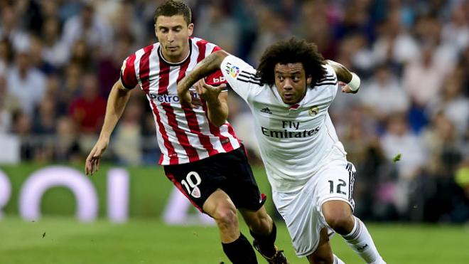 Marcelo y De Marcos luchan por el balón.