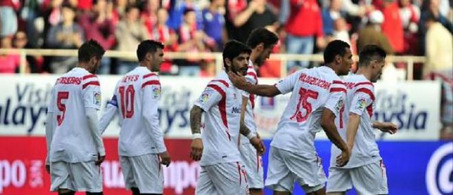 Los jugadores del Sevilla celebran uno de los goles.