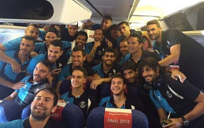 Los jugadores del Sevilla se hacen un selfi en el avión.