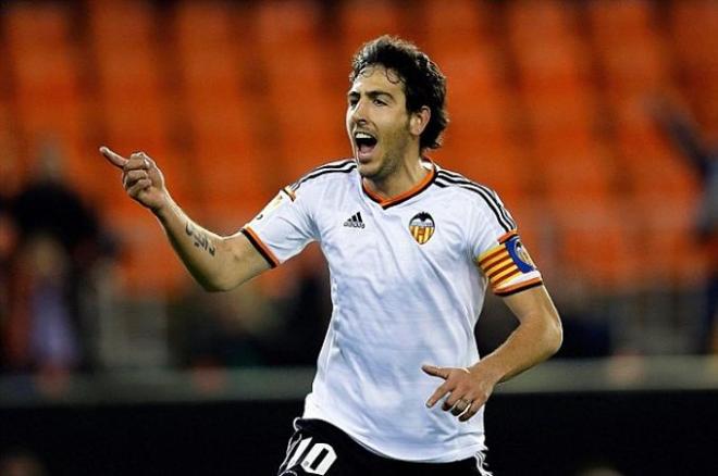 Parejo celebra un gol con el Valencia.