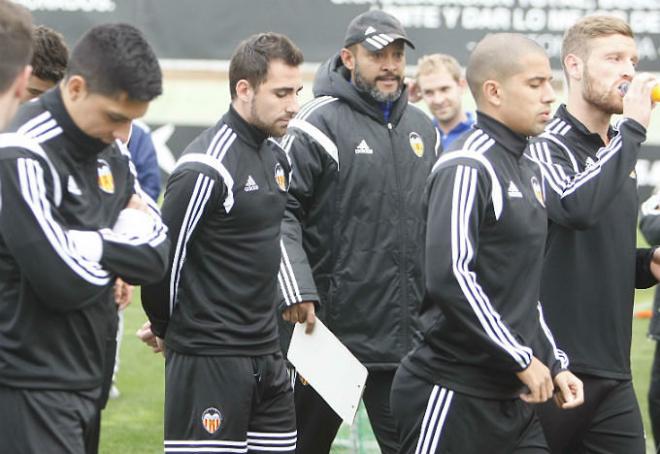 Nuno dirige una sesión de entrenamiento del Valencia.