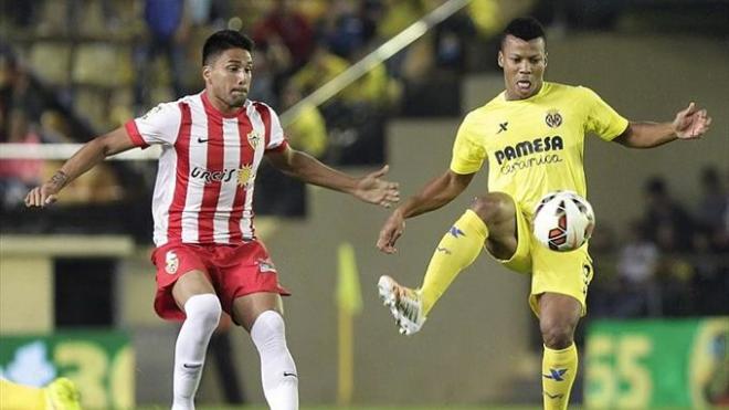 Uche controla el balón ante un jugador del Almería.