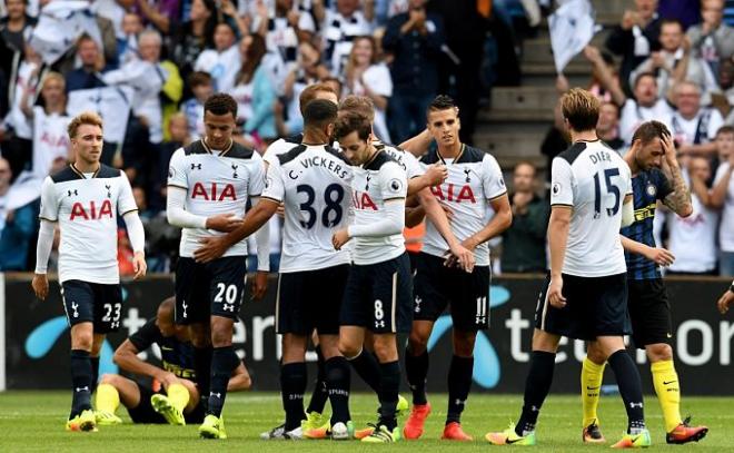 Los jugadores del Tottenham celebran uno de los goles.