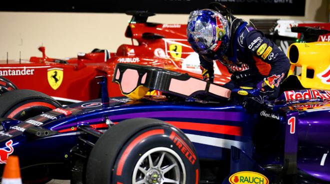 Vettel, bajándose del Red Bull