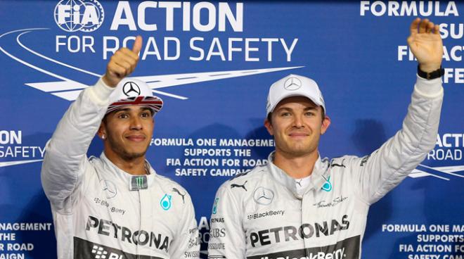 Rosberg y Hamilton, saludando al público