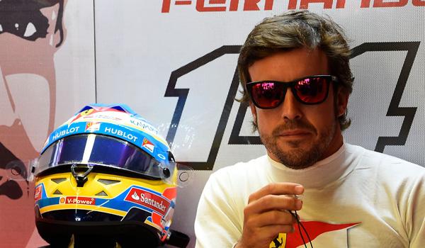 Fernando Alonso, en el box de Ferrari