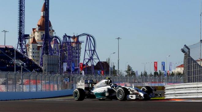 Rosberg, durante los primeros libres - Foto: F1.com