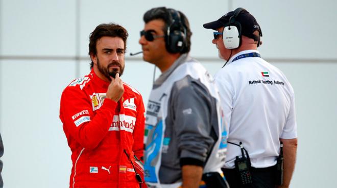 Alonso, con comisarios de la FIA