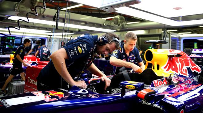 Técnicos de Red Bull trabajando en uno de sus coches