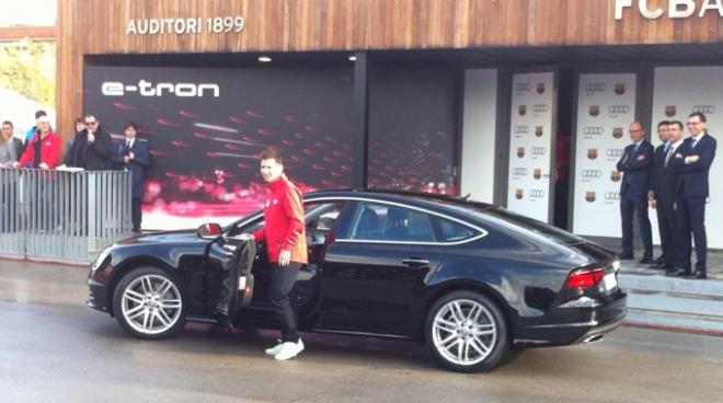 Messi, recogiendo su nuevo coche