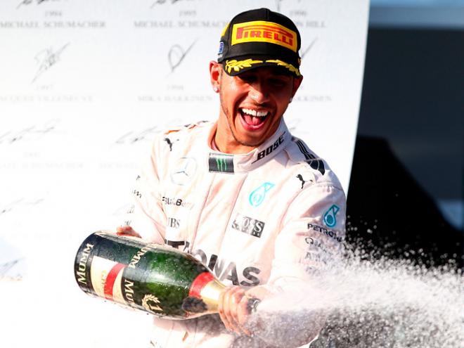 Lewis Hamilton, celebrando la victoria