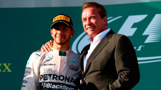 Hamilton y Schwarzenegger, en el podio de Melbourne