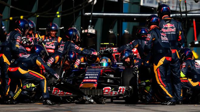 Sainz Jr, durante un pit-stop en la carrera