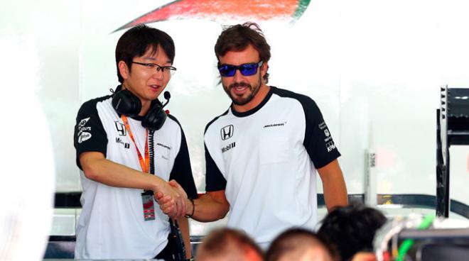 Alonso, en el box de McLaren en Malasia