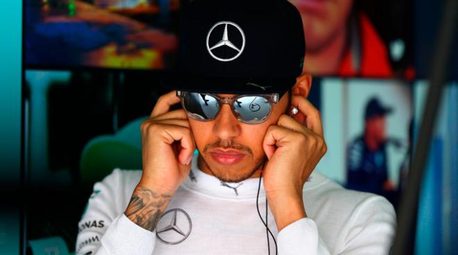 Hamilton, en el box de Mercedes en Malasia