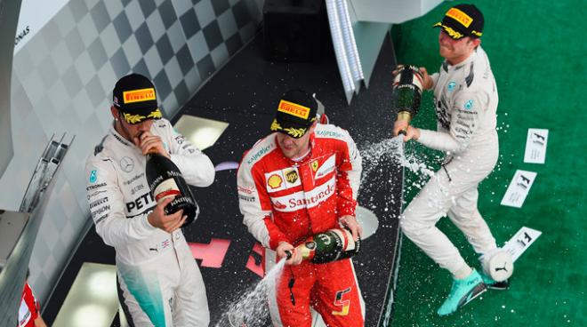 Hamilton y Rosberg, con Vettel en el podio