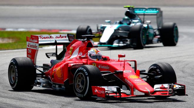 Vettel en carrera, por delante de un Mercedes