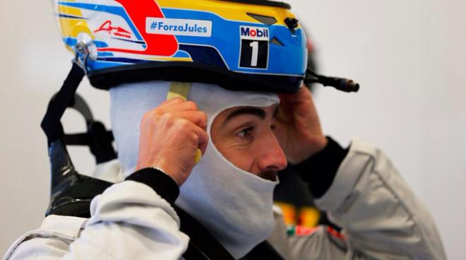 Alonso, poniéndose el casco