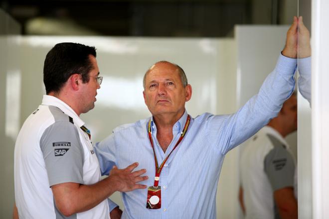 Eric Boullier charlando con Ron Dennis