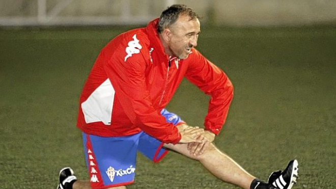 Juanele en un entrenamiento del Siero. (Foto: Tuero Arias).