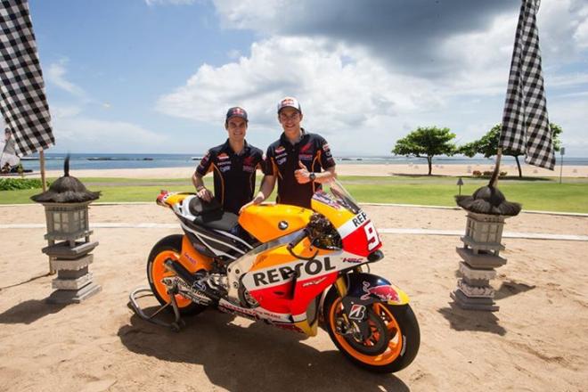 Marc y Dani, con su nueva moto en Indonesia