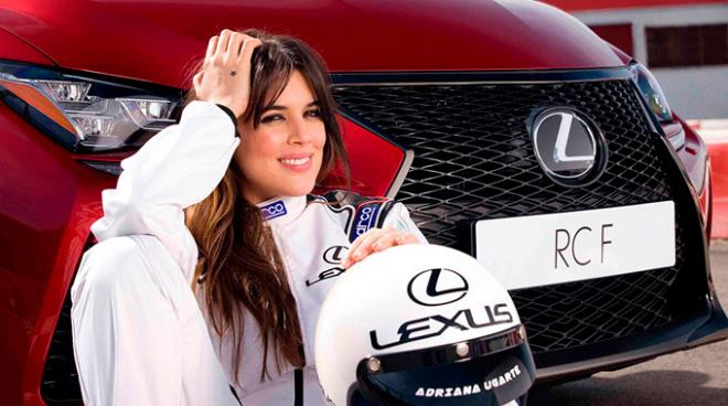 Adriana Ugarte, posando con el Lexus