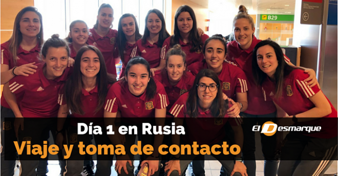 Las jugadoras de la selección española posan en el aeropuerto.