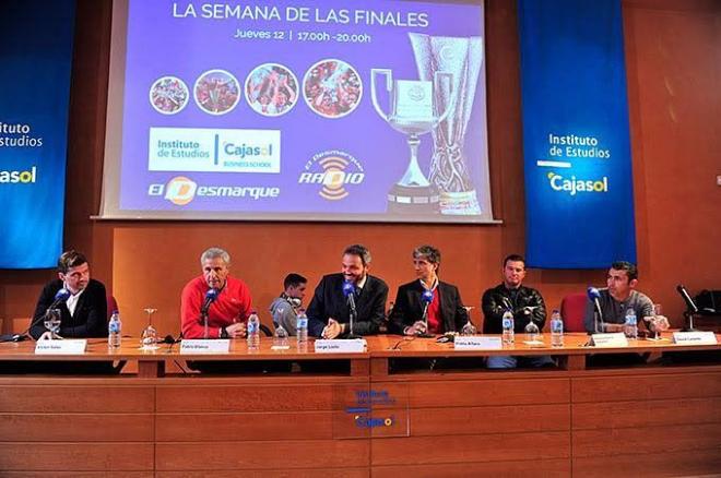 Los exjugadores del Sevilla, en el acto.