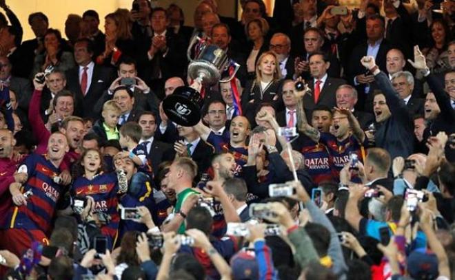 Iniesta levanta la Copa del Rey conseguida este 2016.