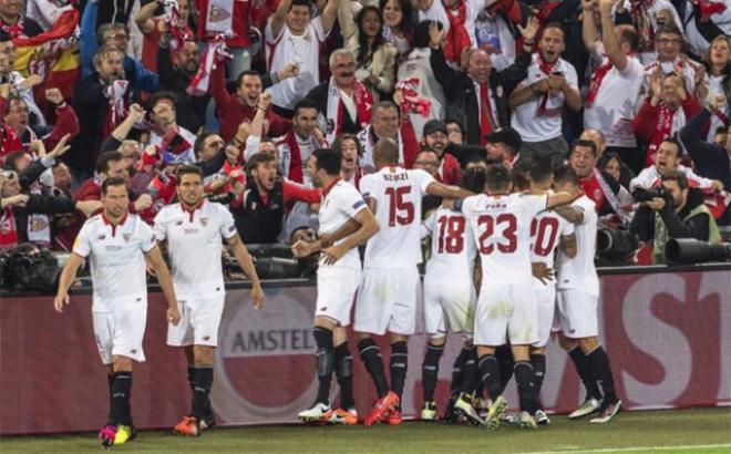 Los jugadores del Sevilla celebran uno de los goles conseguidos ante el Liverpool en Basilea.