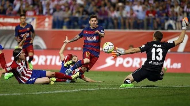 Jugadores de Barça y Atleti durante un partido