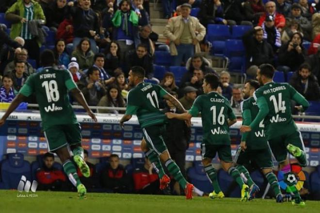 Los jugadores del Betis celebran el tanto de Vargas al Espanyol.