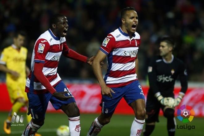 El Arabi celebrando el gol ante el Sporting