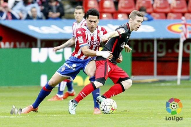 Muniain y Mascarell pugnan por el esférico en el Sporting-Athletic.