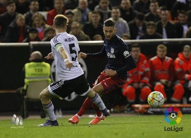 Carrasco dribla a Mustafi.