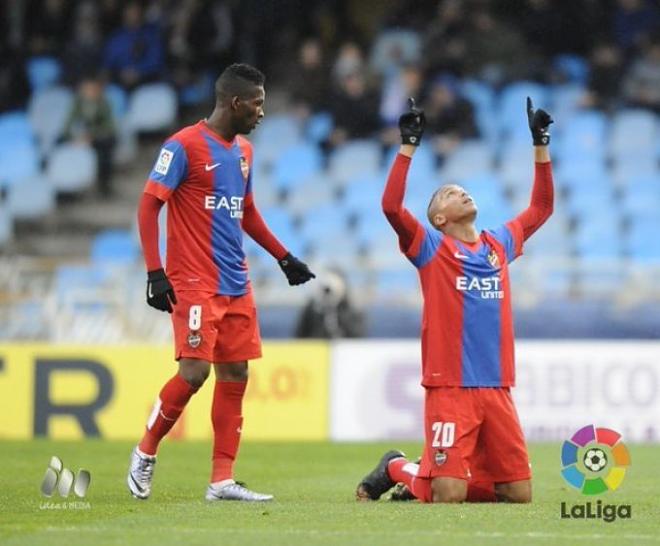 Deyverson celebra el tanto conseguido en Anoeta.