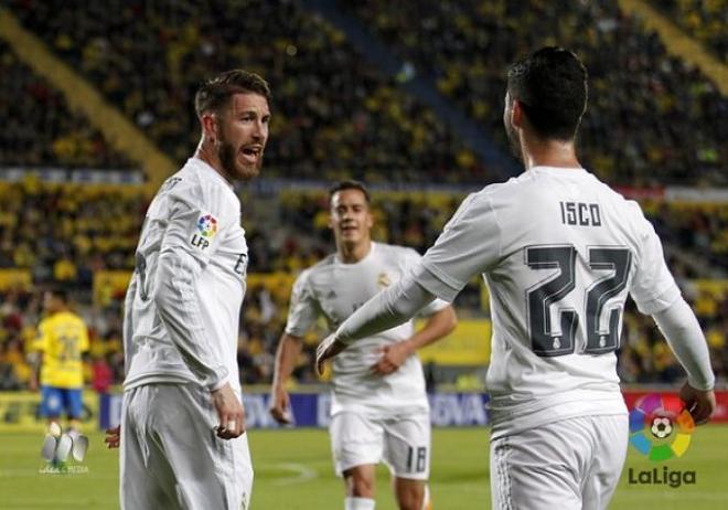 Sergio Ramos celebra con Isco el primer tanto.