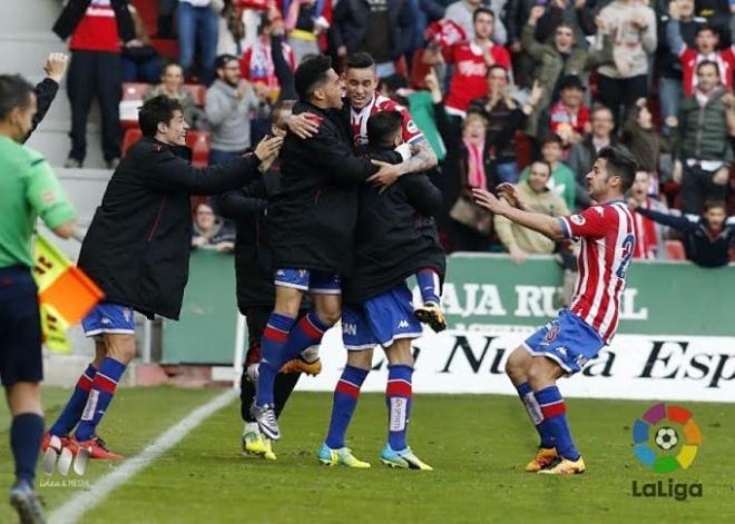 Los jugadores del Sporting celebran un gol