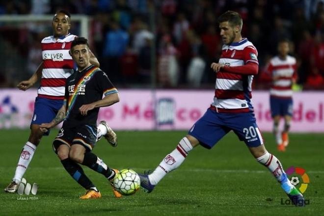 Pablo Hernández intenta robar una pelota.