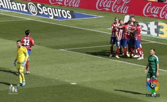 Los jugadores del Atlético celebran un gol conseguido ante el Betis.