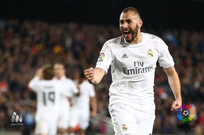 Benzema celebra el gol conseguido en el Camp Nou.