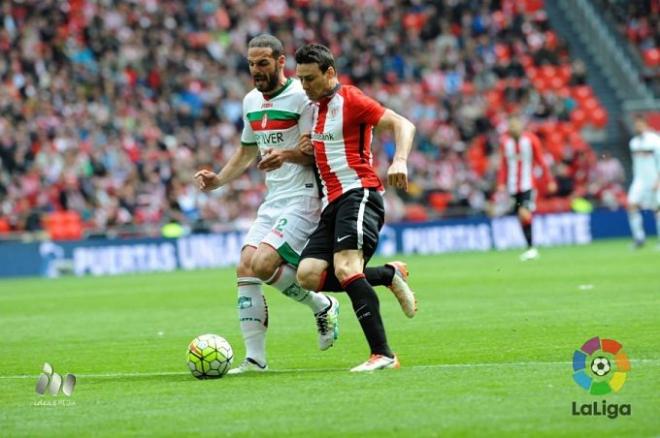 Aduriz puja por un balón.