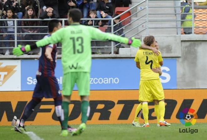 Los jugadores del Villarreal celebran un gol.