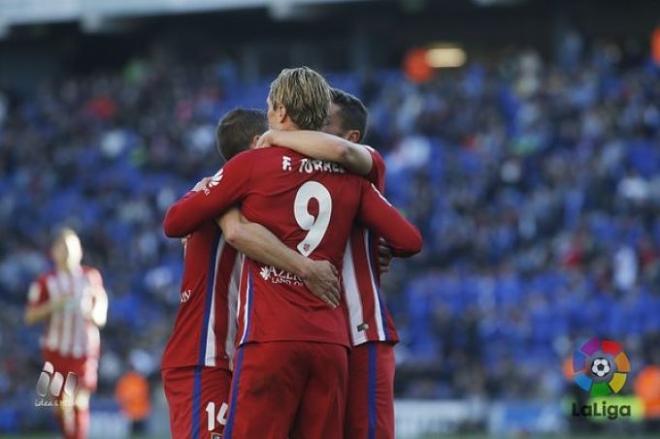 Los jugadores del Atlético de Madrid arazan a Torres, tras el gol del empate.