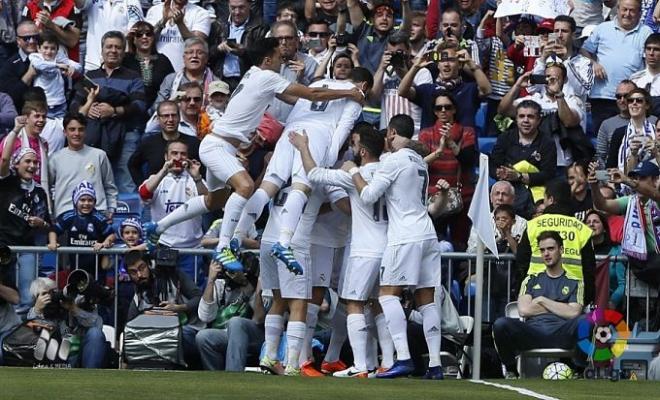 Los jugadores del Madrid festejan un gol