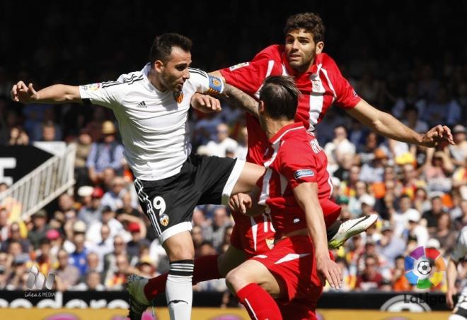 Paco Alcácer y Fazio luchan por un balón.