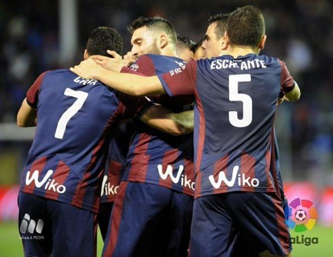 Los jugadores del eibar celebran uno de los tantos ante la Real.