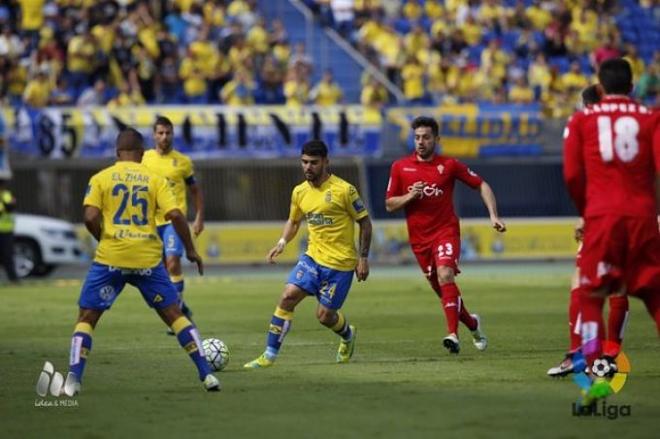 Tana y Jony intentan hacerse con el balón en Las Palmas-Sporting.